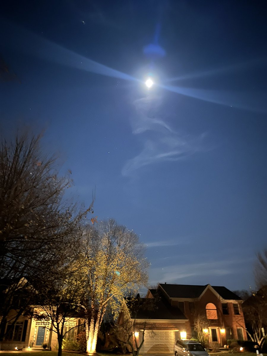 SimonPickard5's tweet photo. missed the blood moon /lunar eclipse early this morning but it was still pretty spectacular tonight https://t.co/1FmuE7lgl6