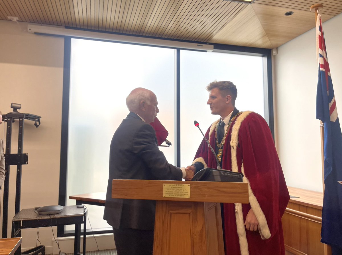 23 year old Ben Bell has finally been sworn in as Gore District Mayor, officially making him the youngest elected mayor in NZ. Tracy Hicks handed over the mayoral chains today following 18 years in the job <a href="/1NewsNZ/">1News</a>