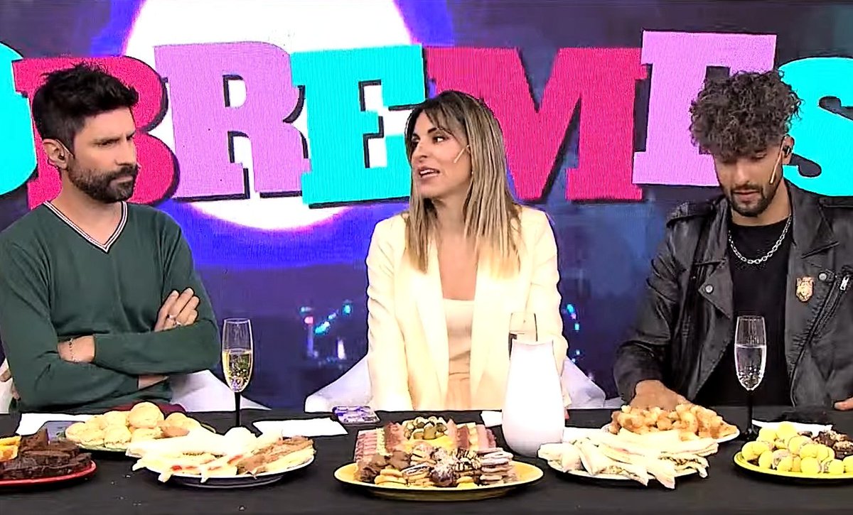 El_PaseTN's tweet photo. ¡Noche de Sobremesa! 🤩
#TNdeNoche 🆚 #ReDespiertos https://t.co/Mz6h6qdVRC