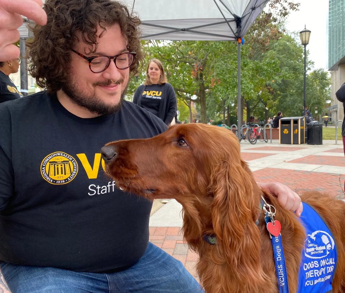 bless_MASC336's tweet photo. #masc336 #twitterscavengerhunt "As part of Disability Employment Awareness Month, the Accessibility and Inclusion Working Group partnered with the Center for Human-Animal Interaction to host a campus event with a therapy dog." Read more @VCUnews https://t.co/zoFVAO9SHg