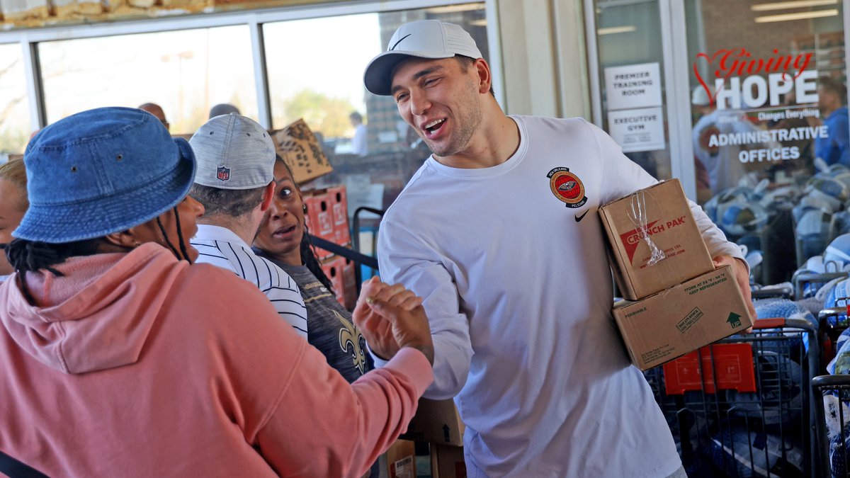 Saints's tweet photo. Tyrann Mathieu and some of his #Saints teammates passed out turkeys and Thanksgiving meals to local families as a part of Tyrann’s annual holiday giving event: “Tyrann’s Turkey” 🦃

PHOTOS: https://t.co/QgA1pZPOCD https://t.co/3RXLB4HgsS