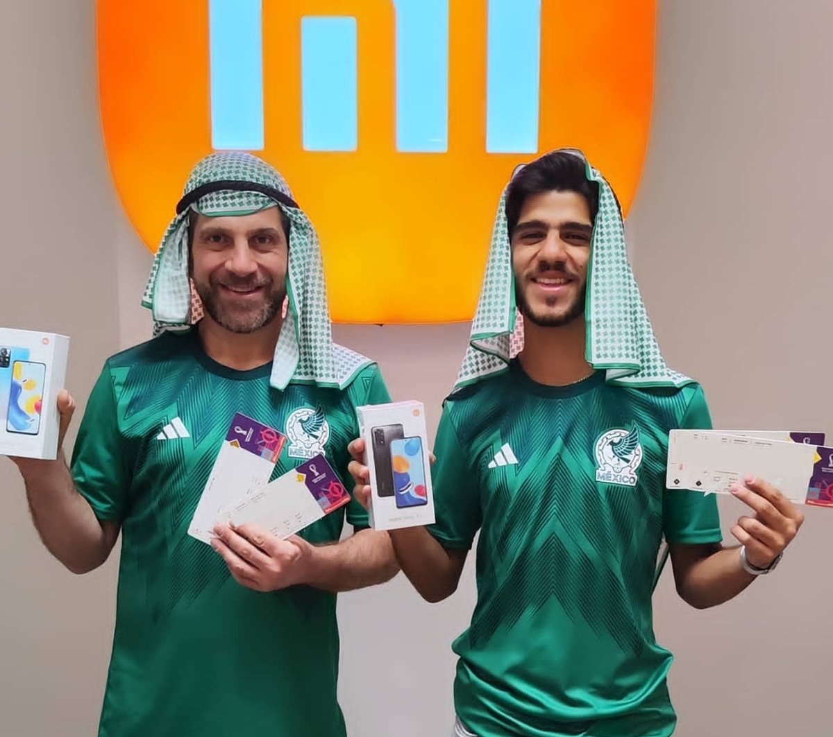 XiaomiMexico's tweet photo. ⚽️ Hoy Federico Safar e hijo, ganadores del viaje al mundial con #SerieRedmiNote11, recibieron sus boletos para los partidos de la @miseleccionmx que se jugarán en #Qatar2022 ¡Pronto estaremos compartiendo toda su experiencia en este evento! 🇶🇦 https://t.co/QFlxkR3Ida