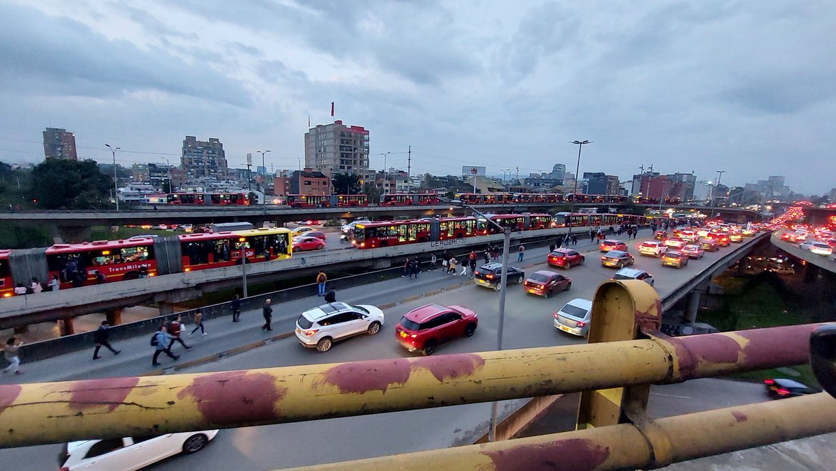 Chepelo's tweet image. Hoy @TransMilenio colapsado 🥲🥲