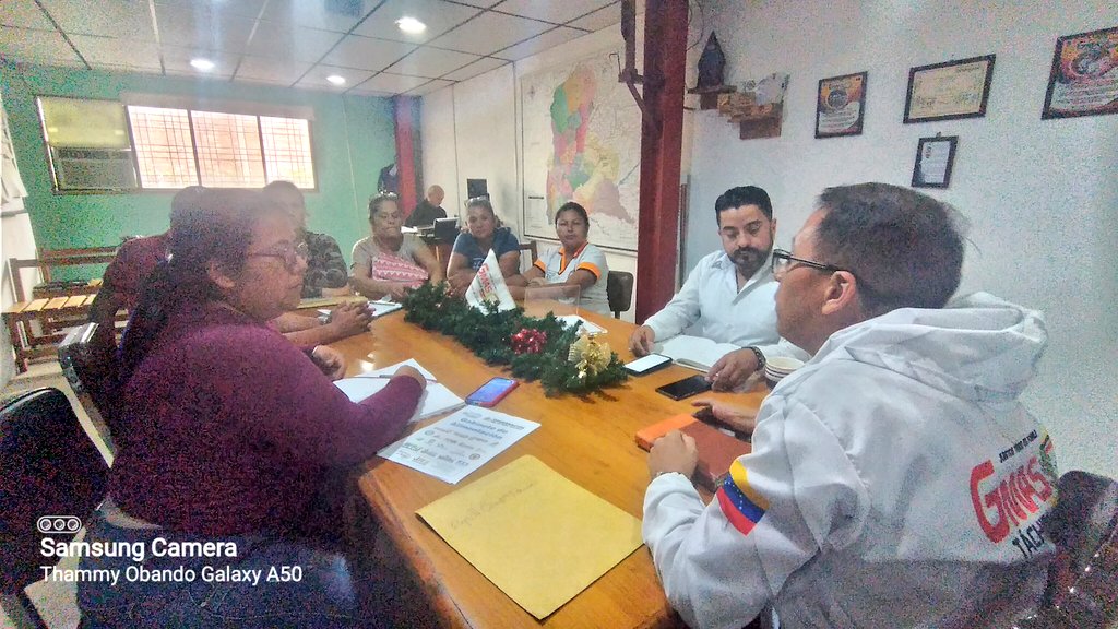 #07Nov Junto al Jefe Regional de los Clap <a href="/carlosperez_ch/">Carlos Alfonso Pérez</a> hoy #MartesDeAtencion recibimos a la Tutora del Municipio García de Hevia <a href="/yalisana/">YADIRA SALAVARRIA</a> para atender un grupo de voceros de las Comunidades, dando respuesta a sus inquietudes y planteamientos 
<a href="/FreddyBernal/">Freddy Bernal</a> 
<a href="/LealTelleria/">M/G Carlos Leal Tellería</a>