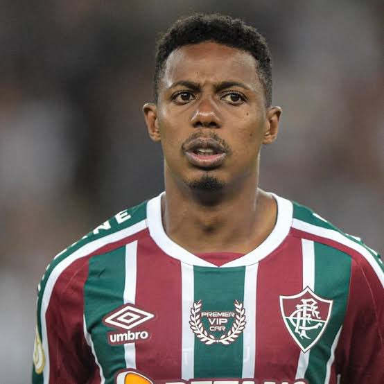 ManoelRomantic2's tweet photo. Após comunicado de que não ficaria no clube, Fluminense volta atrás e está próximo de confirmar a renovação de contrato de Wellington. O meia assinará até 2024 com o clube carioca.

🗞️ @geglobo 
📸 Divulgação/Fluminense https://t.co/ZfCO6VBEdv