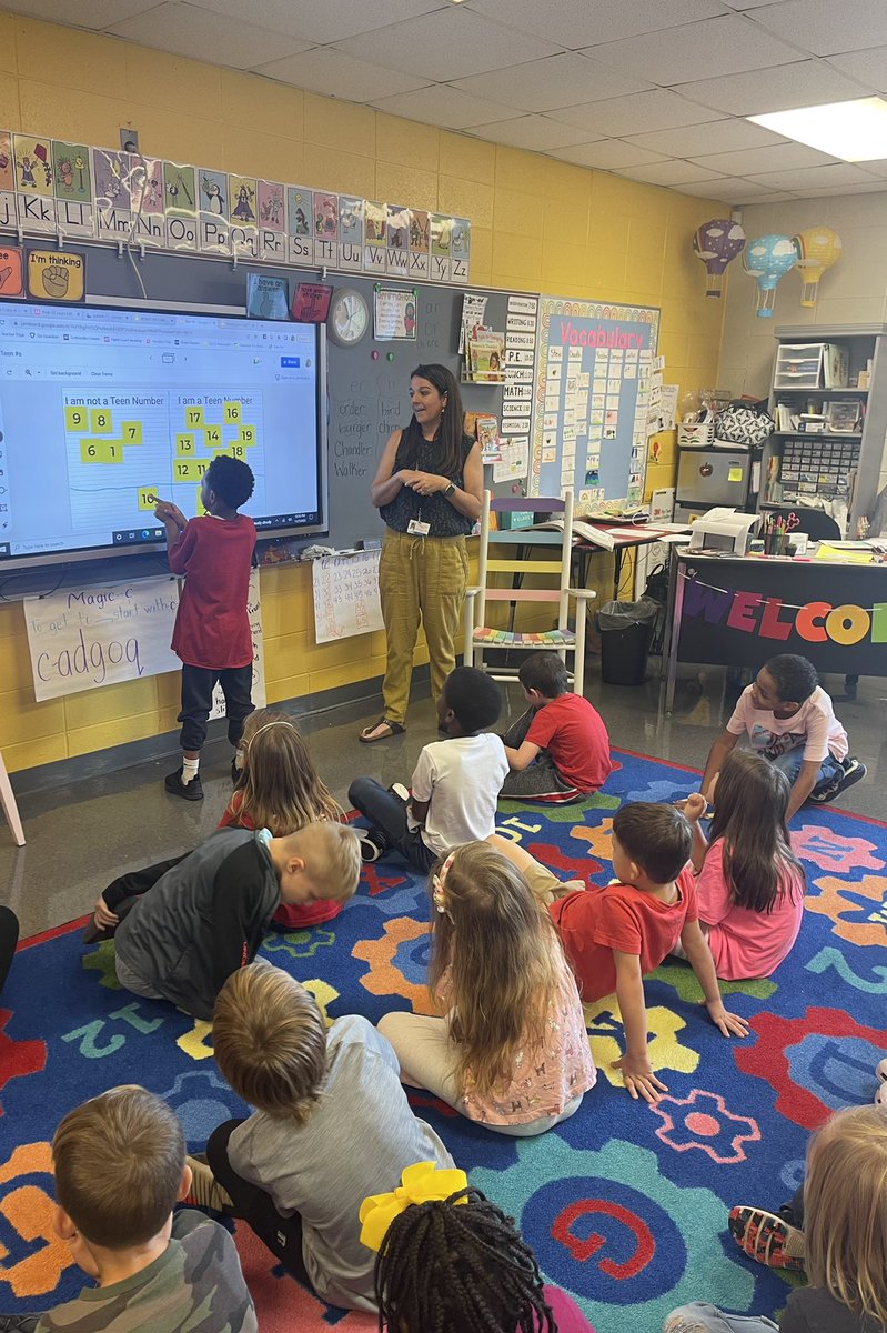 KBensonLES's tweet image. Students modeling teen numbers! @Babcockfabfirst using a Jamboard, and students sharing strategies! Loved getting to join this great math block! @TCBOE @TCBOE_LES @AMSTI_UM @AMSTI4all