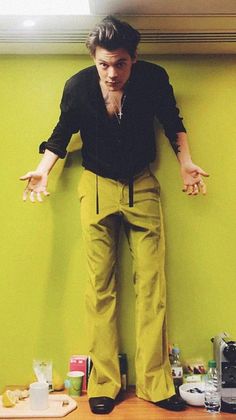 HarryTo100's tweet photo. ✨TIME TO GET UP AND VOTE!!!

💛REPLY WITH "I’m voting for Harry Styles for Artist of the Year at the #AMAs" AND YOUR FAVORITE YELLOW EMOJI!!!

🌟GOAL: 300 REPLIES!!! https://t.co/DhOFbBTgx8