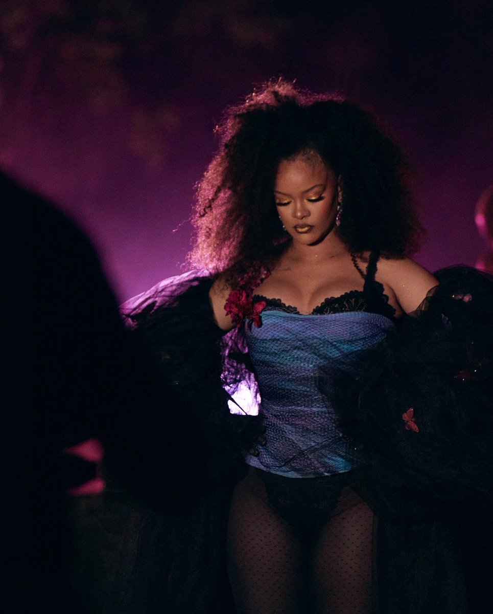 Rihanna tweet media