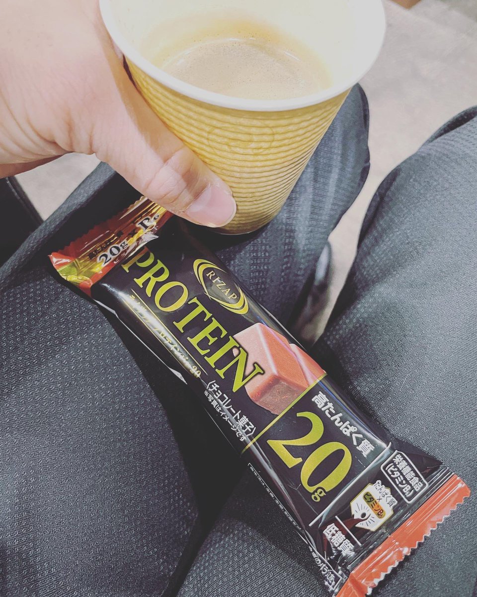 hige24's tweet photo. 長旅だ‥

安定のプロテインバー食べながら飛行機待ち✈️

もちろん、仕事ですww

#平日  #出張 #飛行機 #bjj   #仕事 #サラリーマン  #格闘家　#ヒゲルパン　#移動　#熊本空港　#仙台 #筋トレ　#コーヒー　#プロテイン　#rizap https://t.co/6xGASkq3mi
