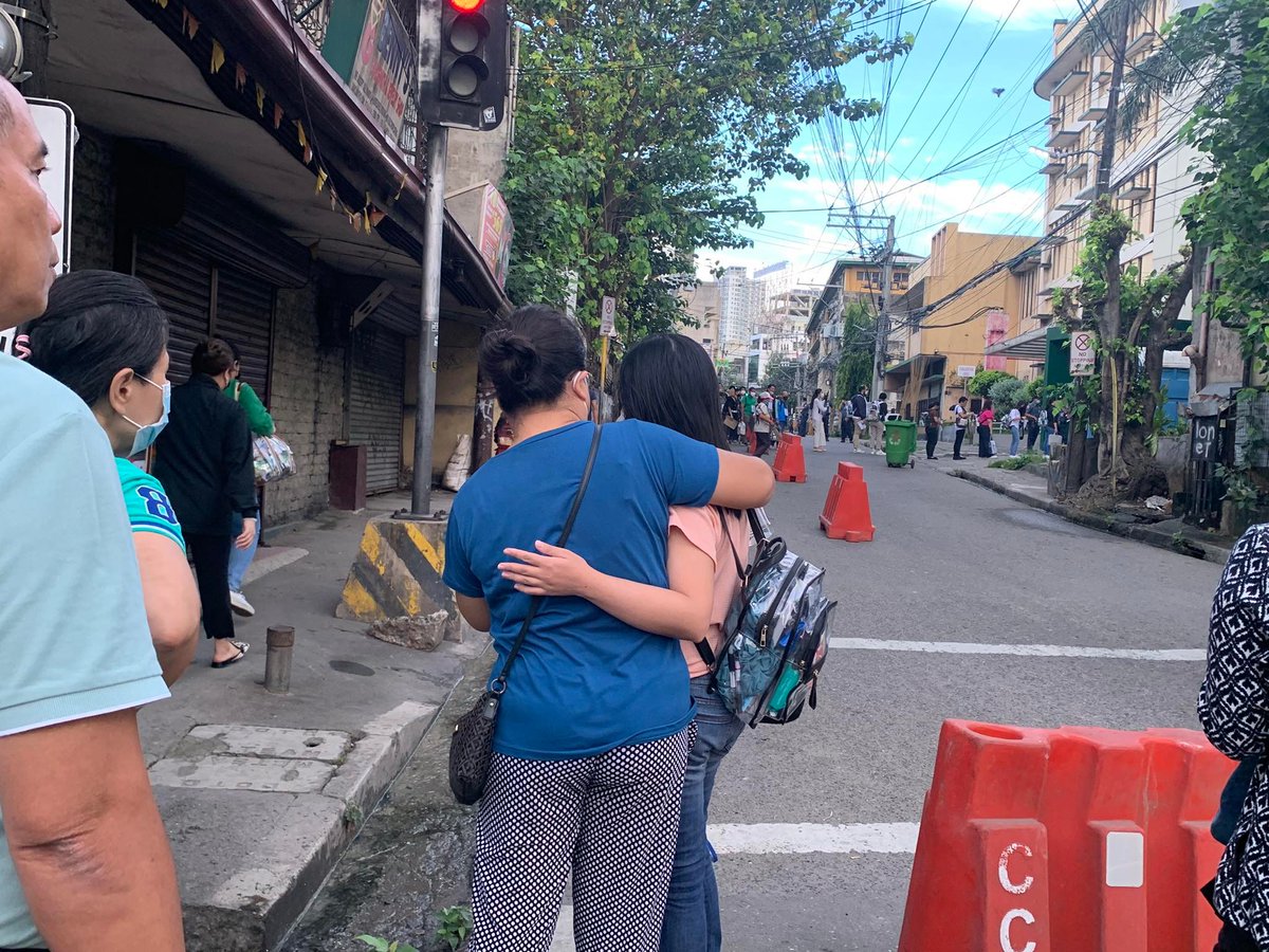 inquirerdotnet's tweet photo. GOOD LUCK, NAK! 🥰

LOOK: A mother hugs her daughter as she is about to take the Bar exams this Wednesday, Nov. 9, at the University of San Carlos Main Campus in Cebu City.

Bar takers are now at the exam venue. #Bar2022 #GetThatBar2022 | via Wenilyn Sabalo, @cebudailynews https://t.co/MIYeNF131K