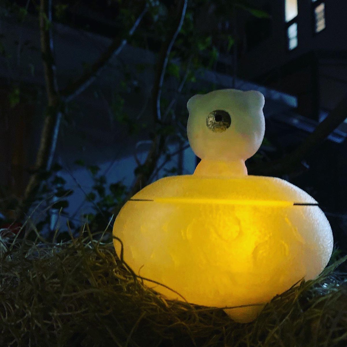 vivomad's tweet image. やっぱり
空は
未確認が
よく似合う

以前出したものより
大きめ製作

#秘密結社猫之目
#candycase
#candybox
#lamp #LED #UFO
＃未確認　君