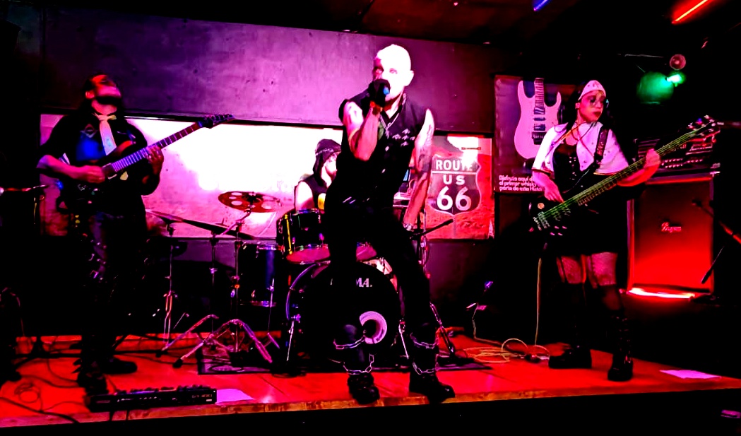 UFOLOGYBAND's tweet photo. Esto fue algo de lo que se vivió en el #alienfest2022 el pasado 15 de Octubre en @thegrangebarbog  ... 👽🤘🏻 https://t.co/Jb1iH5Bovp