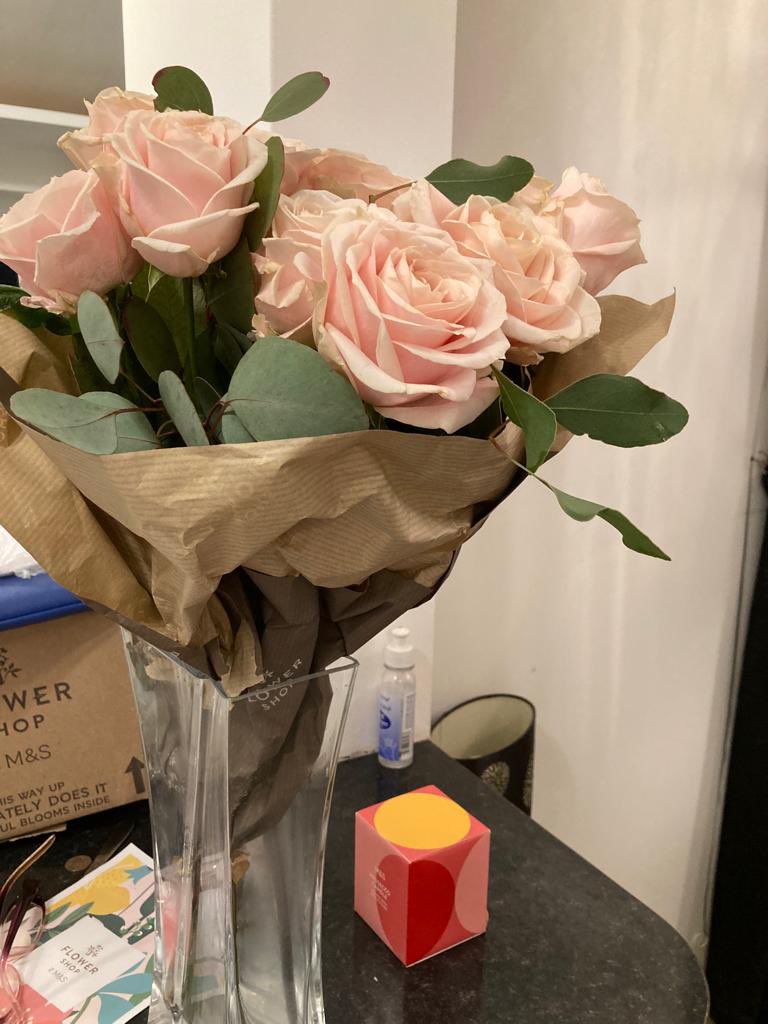 DomNairobi58's tweet photo. @marksandspencer Don’t be fooled by the M&amp;S picture.I shopped on line for their flowers and look what arrived today …nothing like the fancy picture on the website https://t.co/GIhxCXLQLH