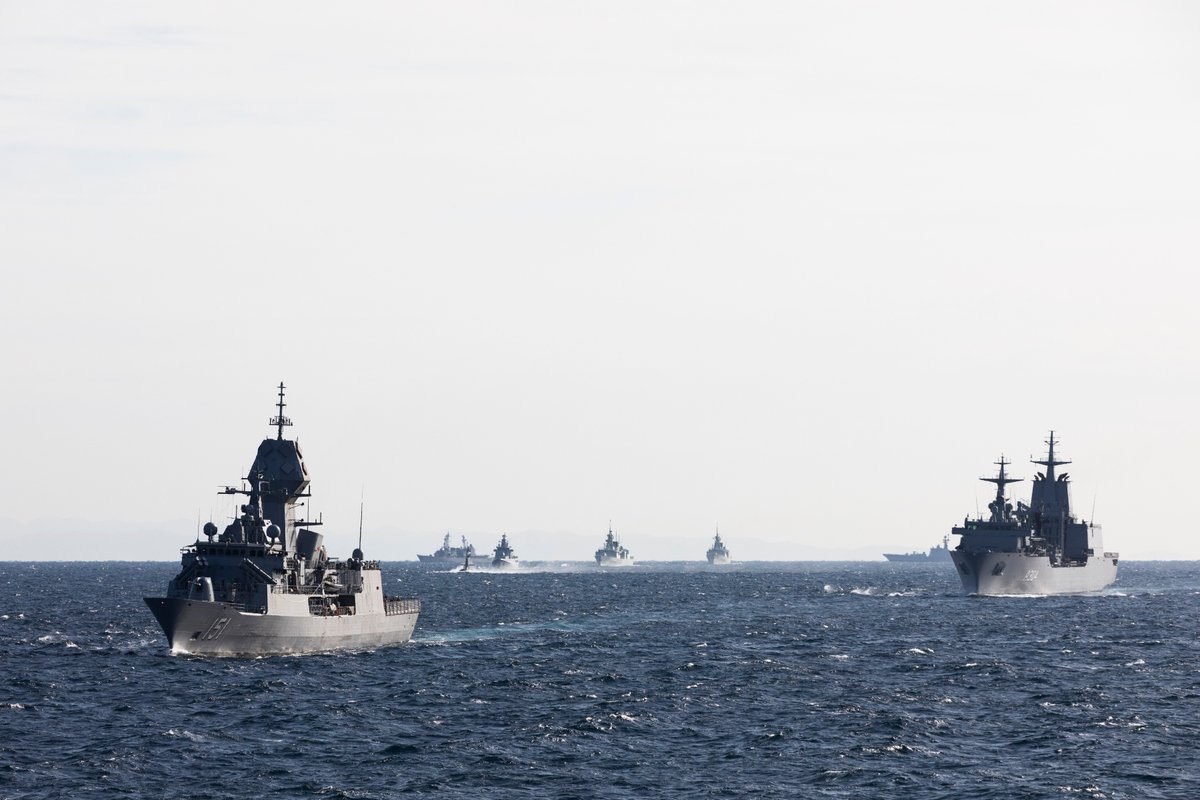 #HMASHobart, #HMASStalwart #HMASArunta & #HMASFarncomb led the foreign warship divisions of the Japan Maritime Self-Defense Force's International Fleet Review.

They sailed with about 40 ships & submarines in Sagami Bay near Tokyo to mark the 70th anniversary of the JMSDF 🇯🇵 ⚓