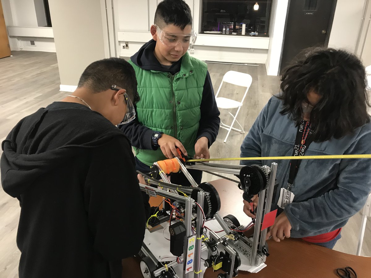 Getting ready for meet #1 🤯 - thanks to <a href="/FTC9411/">9411 Rolling Thunder</a>
Rolling Thunder for sharing your robot parts with our team 😁👍 What a great example of Gracious Professionalism!