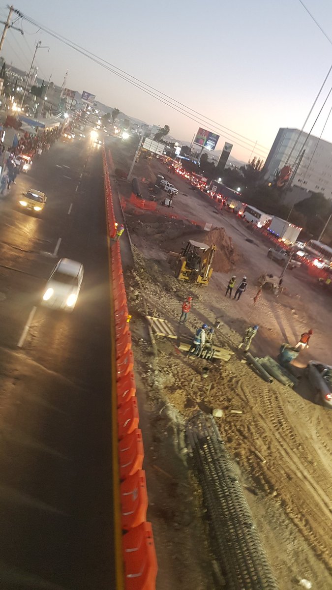 Skrtin01's tweet photo. @gobqro y si agilizamos dinámicamente la ciudad? Un carril más en dirección sur https://t.co/dLLfniVHXg