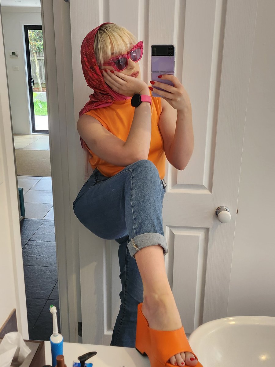 embracing the driving scarf since my broken aircon is forcing me to drive around windows down