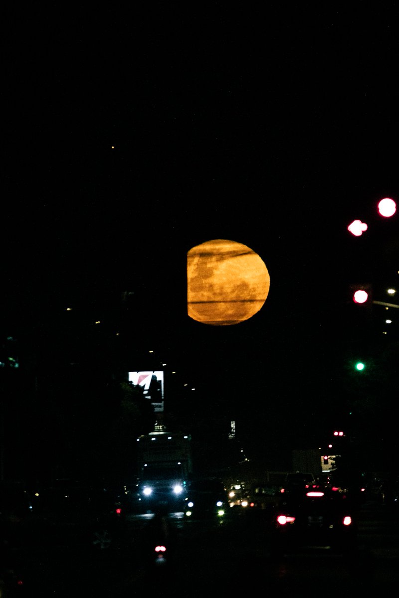 juangallegooo's tweet photo. la luna de hoy... https://t.co/T2vn9KXTDK