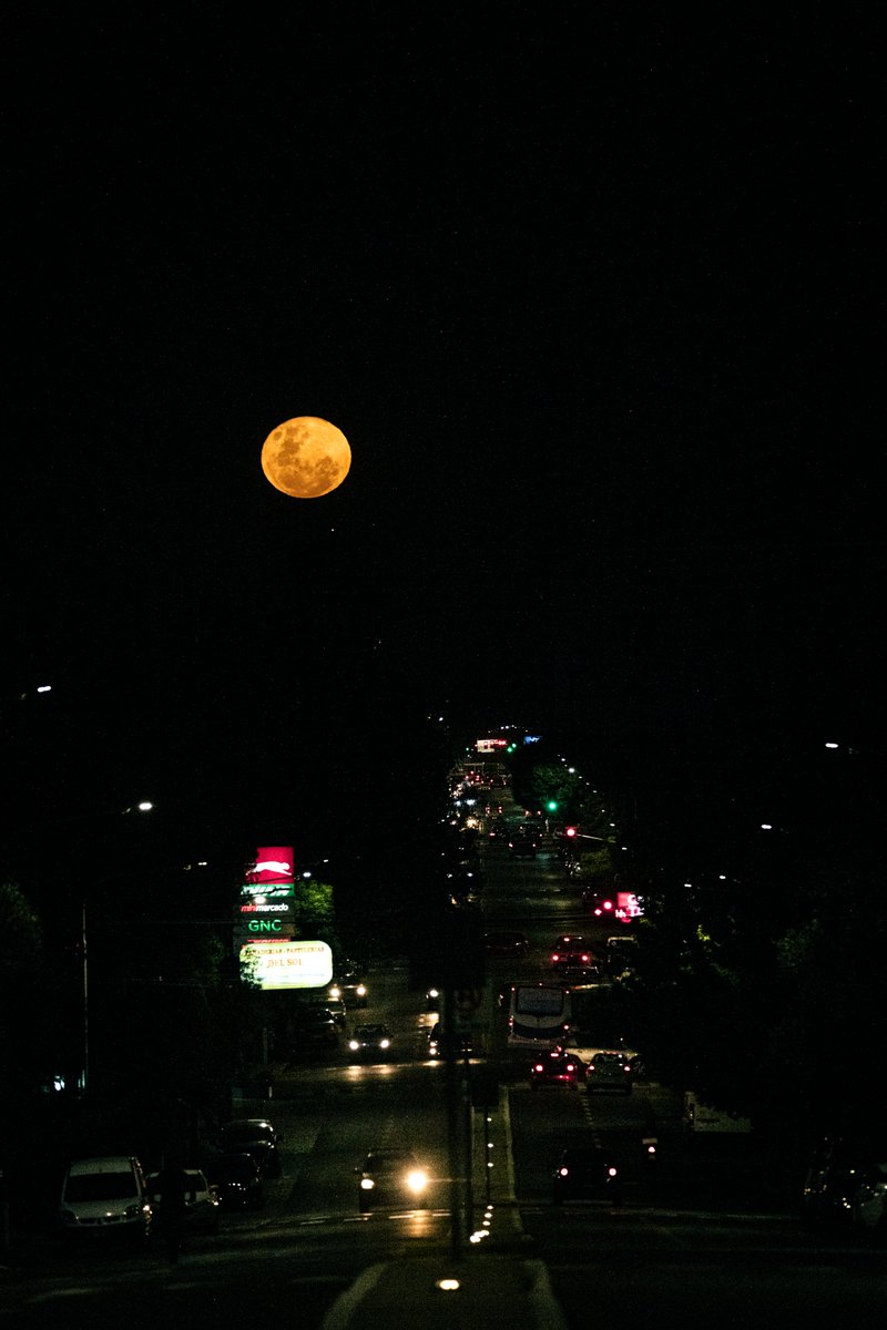 juangallegooo's tweet photo. la luna de hoy... https://t.co/T2vn9KXTDK