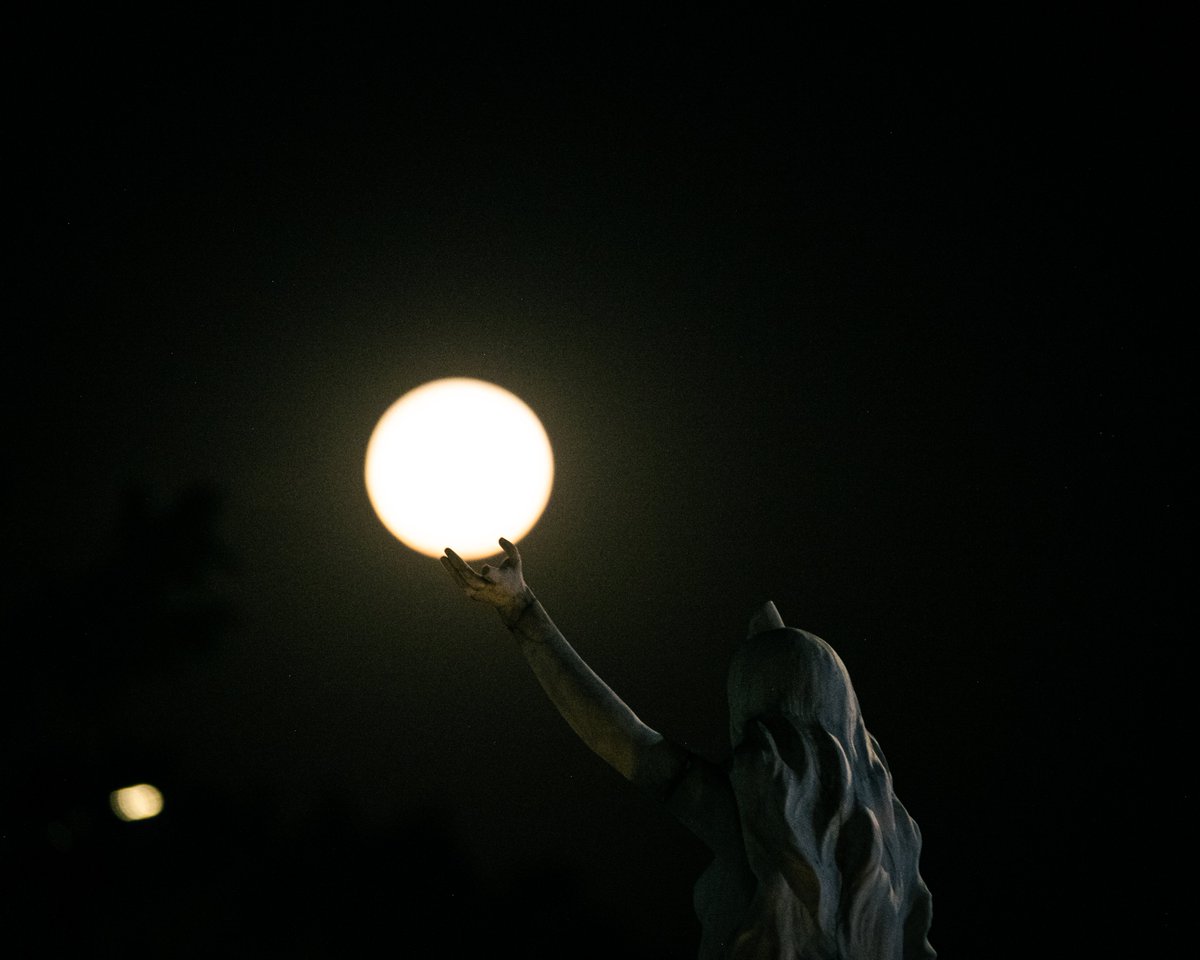 juangallegooo's tweet photo. la luna de hoy... https://t.co/T2vn9KXTDK