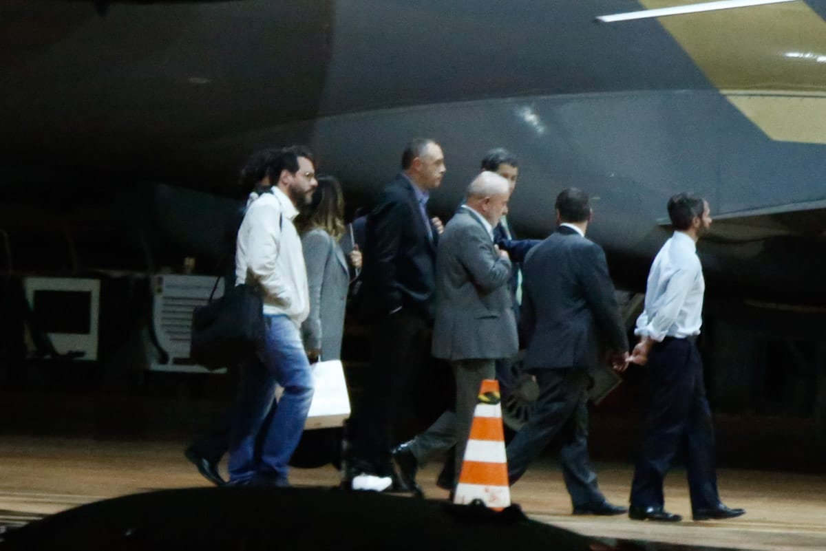 Metropoles's tweet photo. ➡️ Presidente eleito Luiz Inácio Lula da Silva desembarca em Brasília pela primeira vez após sua vitória nas eleições de 2022

📸 Vinícius Schmidt/Metrópoles https://t.co/vDUbFIlVkx
