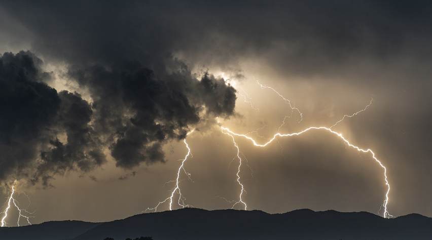 oregonblock's tweet photo. 🌩️The storms brewing between Binance and FTX ⚡️

-----here is a master thread----- https://t.co/Gmu4zfaWsH
