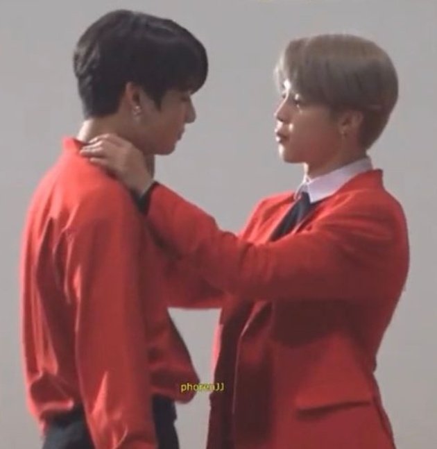 bambydong's tweet photo. 📌「"Me perdí en tus ojos tanto así que no supe como salir de ahí "」ೆ ̖́‧♥︎ 

a loving thread࿐
#jikook #kookmin https://t.co/4HfkKFjj00
