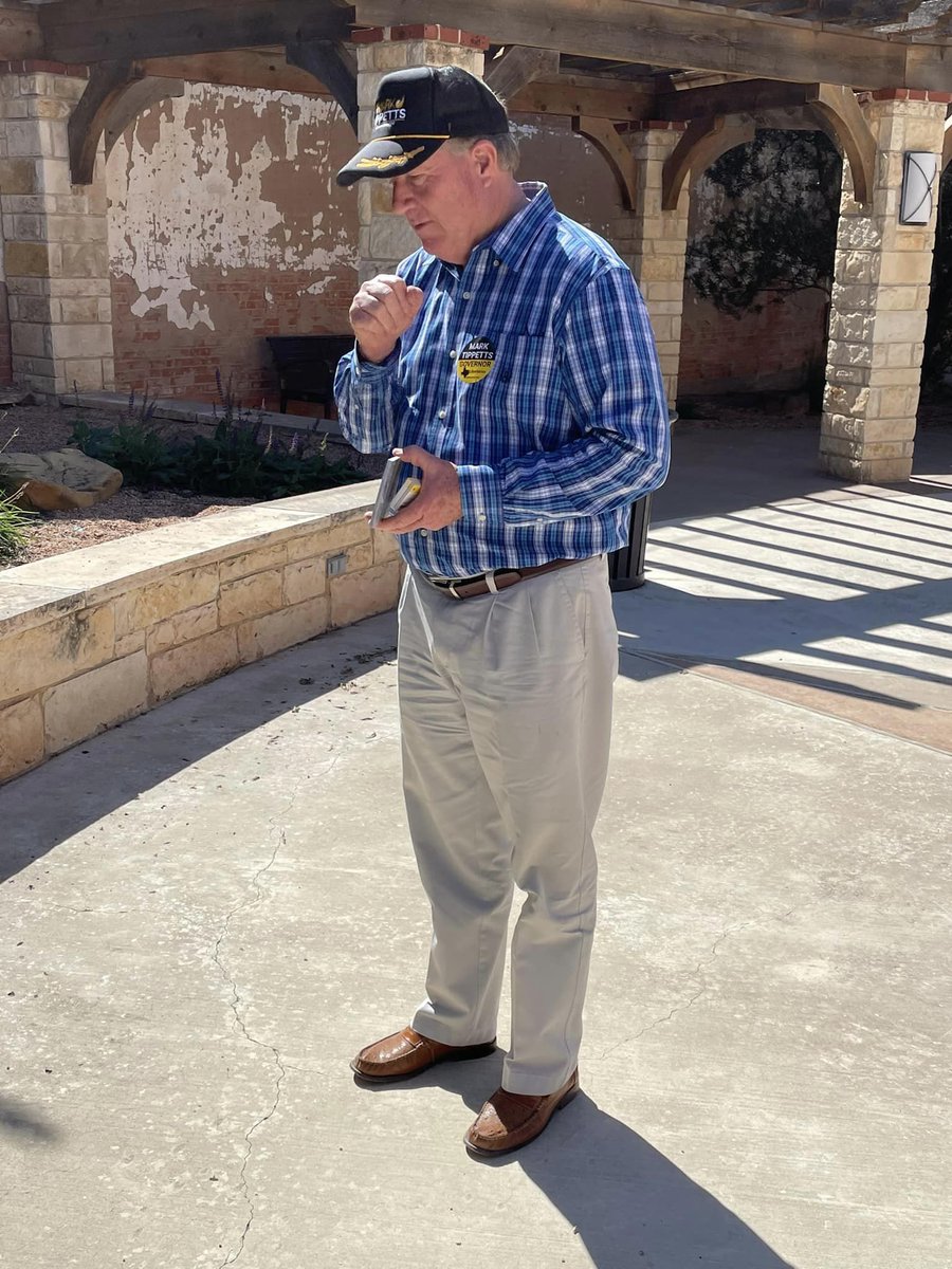 Mark4Gov's tweet photo. Still in line, contemplating your vote? I’ll make it easy for you, vote #Libertarian !
#ElectionDay #Election2022 #voteGold #Mark4Gov #Midterms2022 https://t.co/LofF1Hok6K