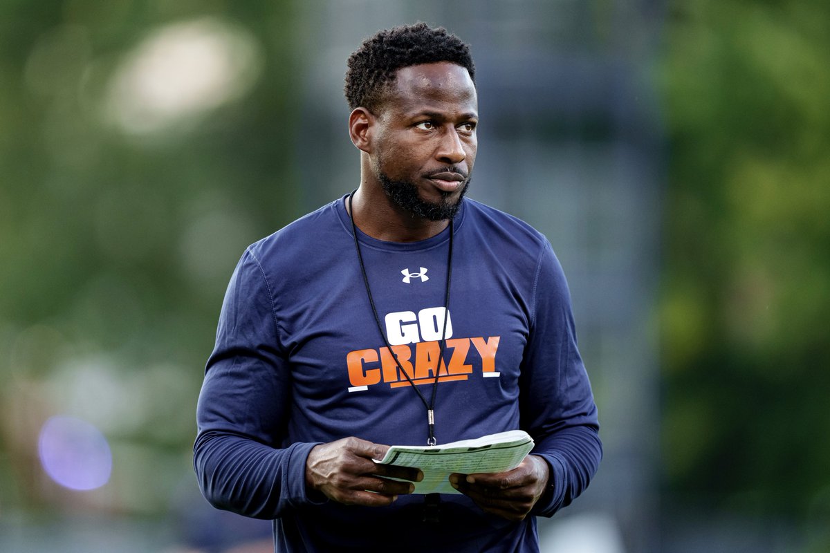AuburnFootball's tweet photo. A picture is worth a thousand words.
@CoachCaddy24’s shirt says two of them.
𝗚𝗢 𝗖𝗥𝗔𝗭𝗬 🦅 https://t.co/vubPm8rUnC