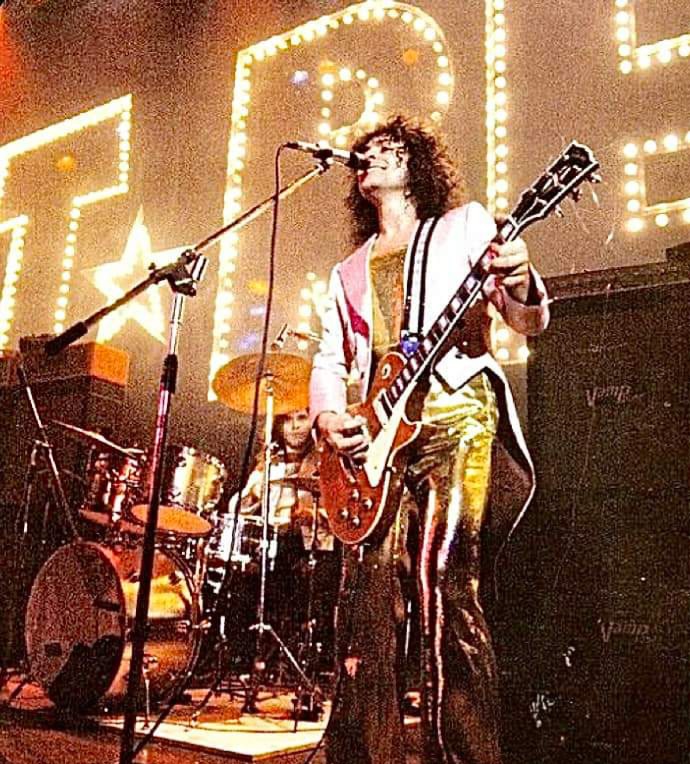 Pedrogo95489375's tweet photo. MY TOP 20 BANDS / ARTISTS EVER !!!
6 - T. REX
#marcbolan #TRex #mickeyfinn #glam #rideawhiteswan #getiton #telegramsam #metalguru #jeepster #electricwarrior #theslider #tanx #thegroover #solidgoldeasyaction #childrenoftherevolution #zipgunboogie https://t.co/8iyX89BikX