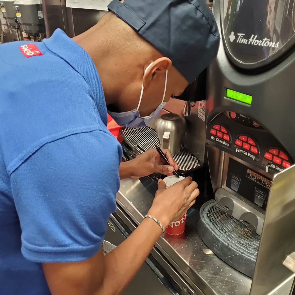 ProjectsearchTo's tweet photo. Following specific instructions to make sure drinks are delicious and ready for customers at the Tim Horton's in Holland Bloorview #ProjectSEARCHTO #DiversityAndInclusion #InclusionMatters https://t.co/8pKKVyluX5