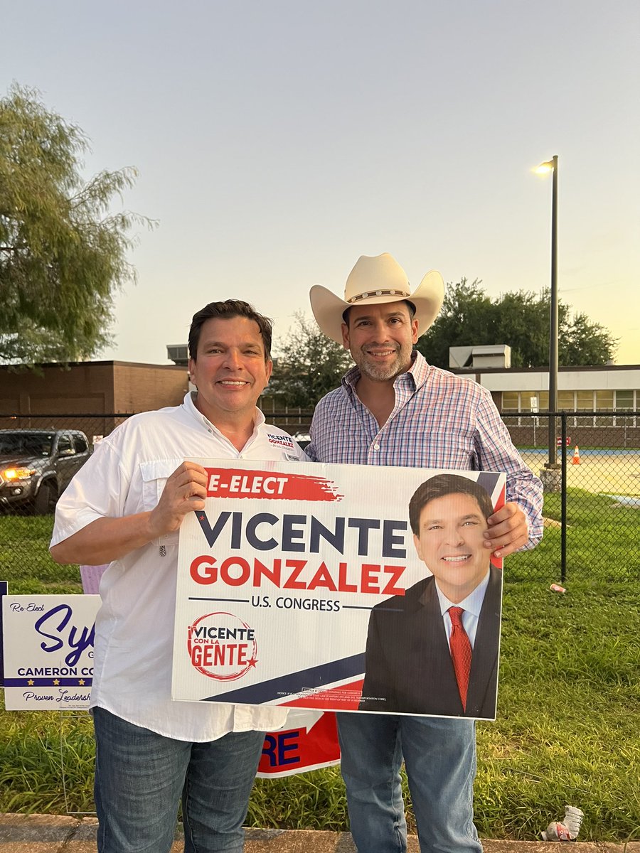 A HUGE thank you to @bobbypulido425 for traveling #TX34 and talking to voters at the polls! Polls close in 10 MINUTES! #VicenteConLaGente