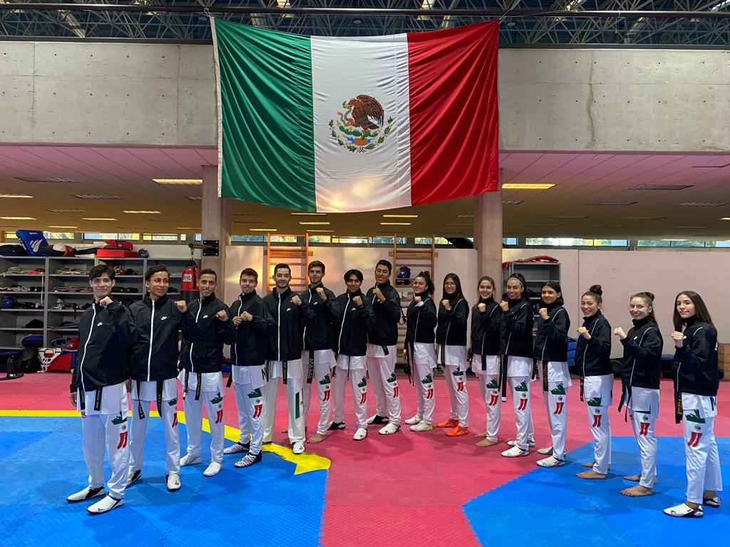 femextkdoficial's tweet photo. ¡Que elegancia!

La #FMTKD entregó a la Selección Nacional el uniforme que utilizará dentro del Campeonato Mundial en Guadalajara. ¡Va por México! #Taekwondo #SOYFEDERADO https://t.co/7dShEKh4pX