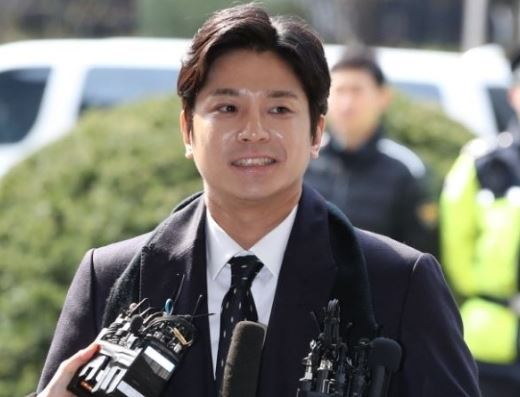 zuttersh's tweet photo. 🚨❌THIS IS IMPORTANT❌🚨

[UPDATE 2022]: KIM SANG KYO SENTENCED; THE SEX OFFENDER CALLED A "HERO" BY K-MEDIA (THE ONE WHO STARTED THE BURNING SUN SCANDAL)

This thread will explain quickly and in simple language everything related to this case. (Official sources included)

⬇️ https://t.co/seFlGHdJch