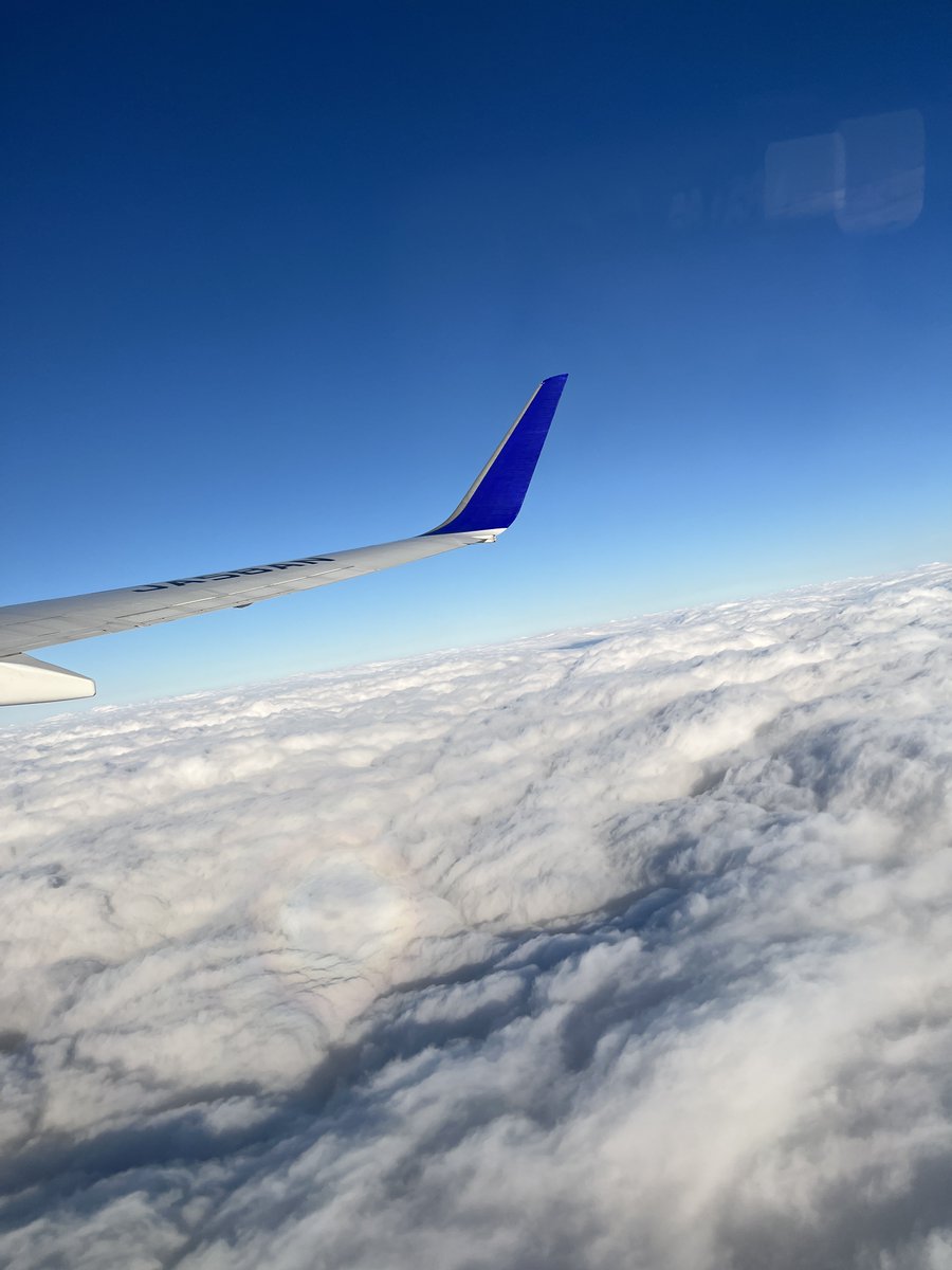 おはようございます！
今日の天気晴れ時々曇り☀☁

こないだ久々に実家の大阪に帰りました😆✨
雲の上が凄く綺麗で癒されました～✈️🌤️

今日も1日頑張りましょう💪

#企業公式が毎朝地元の天気を言い合う  
#企業公式秋のフォロー祭り
#企業公式相互フォロー祭り