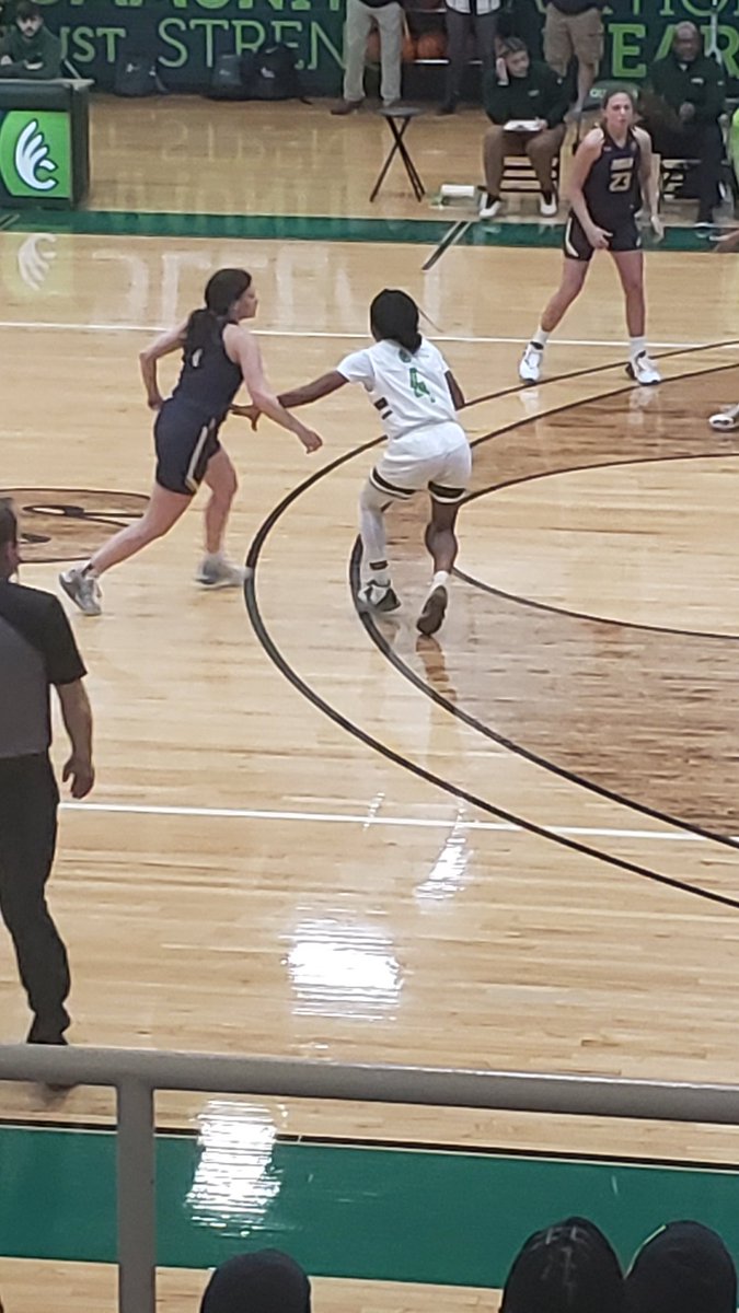 Two former Fairfield greats doing battle tonight as <a href="/z_bailey2/">Zahrya Bailey</a> and Wilmington take on <a href="/karleemills1/">Karlee Mills</a> and Mount Saint Joseph!   Both ladies playing well!!