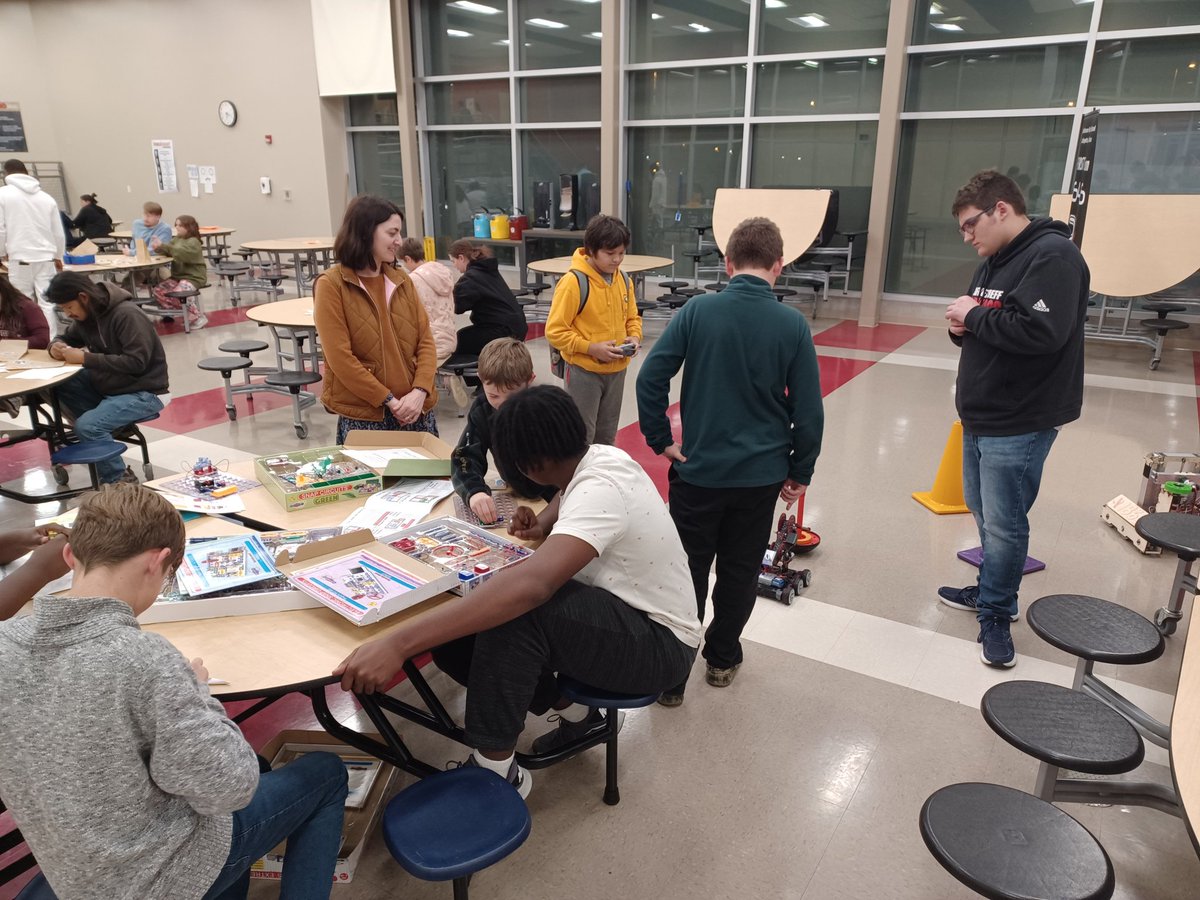 BrianBettag's tweet photo. Many thanks to @lafsunnyside for having @BronchoRobotics at STEM night! Ss had a good time sharing with younger students and our mayor about what they do! #inspiringyoungminds #futurelookingbright https://t.co/jUtPAXQUte