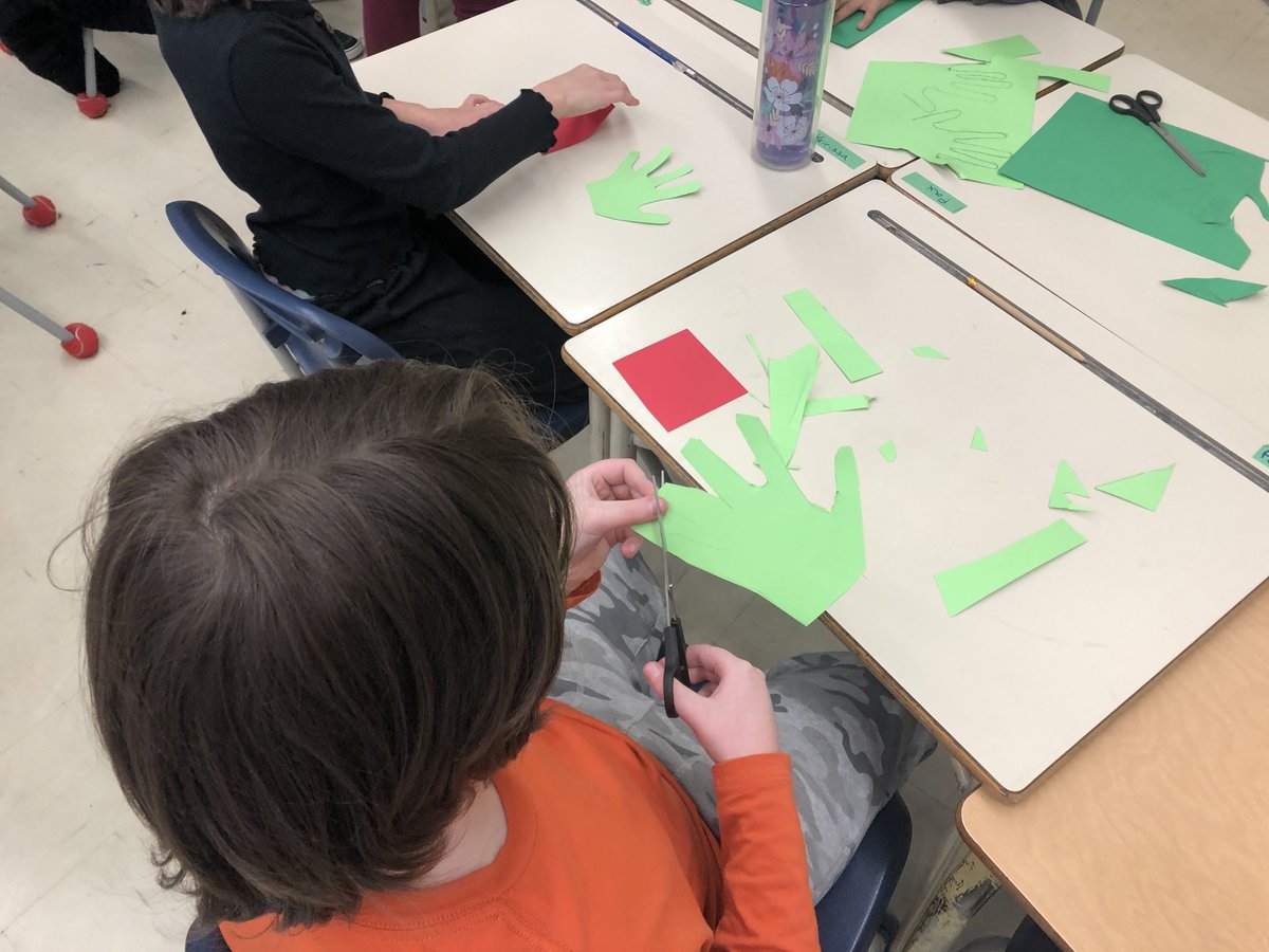 DechantsClass's tweet image. Today we acknowledged and learned about the National Indigenous Veterans Day.  We discussed the contributions that were made by Indigenous people and the challenges they would have faced.  We also created our wreath for the Remembrance Day assembly on Thursday.