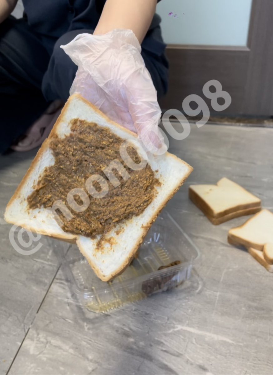 moon00098's tweet photo. 今天的早餐哦🍞

#黄金面包 #黄金 #厕奴 https://t.co/VXpLXUrLDB