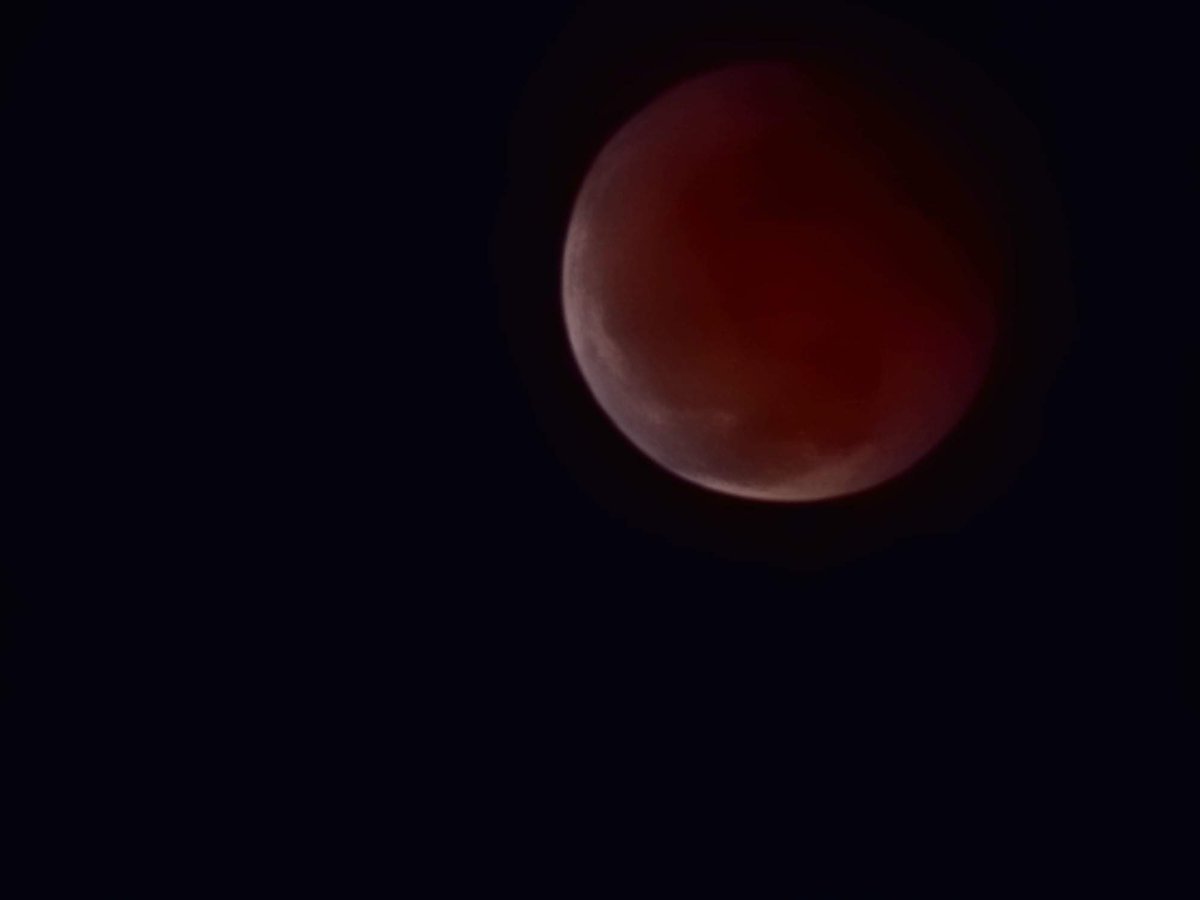 {赤い月} Red moon 

[Lunar eclipse]

11/8/22