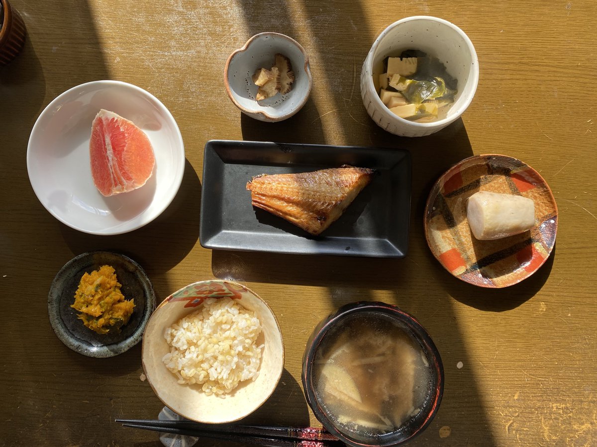 TiPyPlglotM63WM's tweet photo. おそようございます

朝は　しっかり食べる派　です

#いぶりがっこ　は
昨夜　クリームチーズと合わせた残り

珍しく煮物は2種類
#たけのこ　と　#わかめ
#里芋

#あさごはん
#朝食
#breakfast 
#おうちごはん
#栄養
#料理
#Japan https://t.co/8HEnggyRZJ