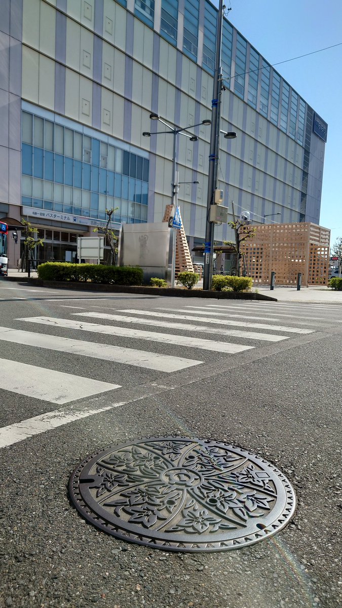RedcapBSD's tweet photo. #マンホール
#愛知県一宮市
#名鉄一宮駅　側 https://t.co/EbHhl4k6vn