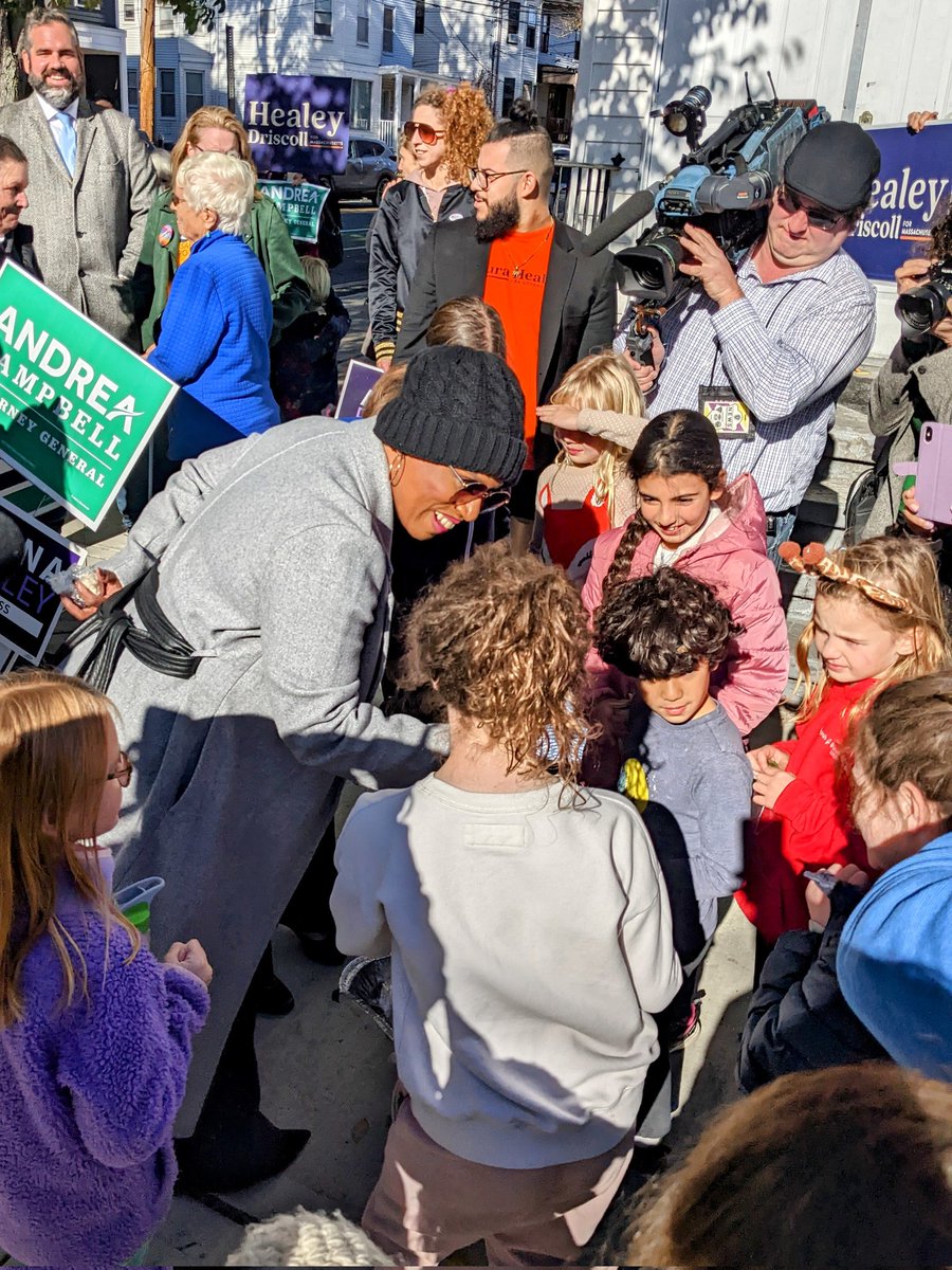 Brown_PTA's tweet photo. Thanks to @maura_healey and @AyannaPressley for coming by our bake sale, supporting our local public schools, and taking a moment to discuss democracy with our next generation of leaders. https://t.co/WH8zkcmAa3