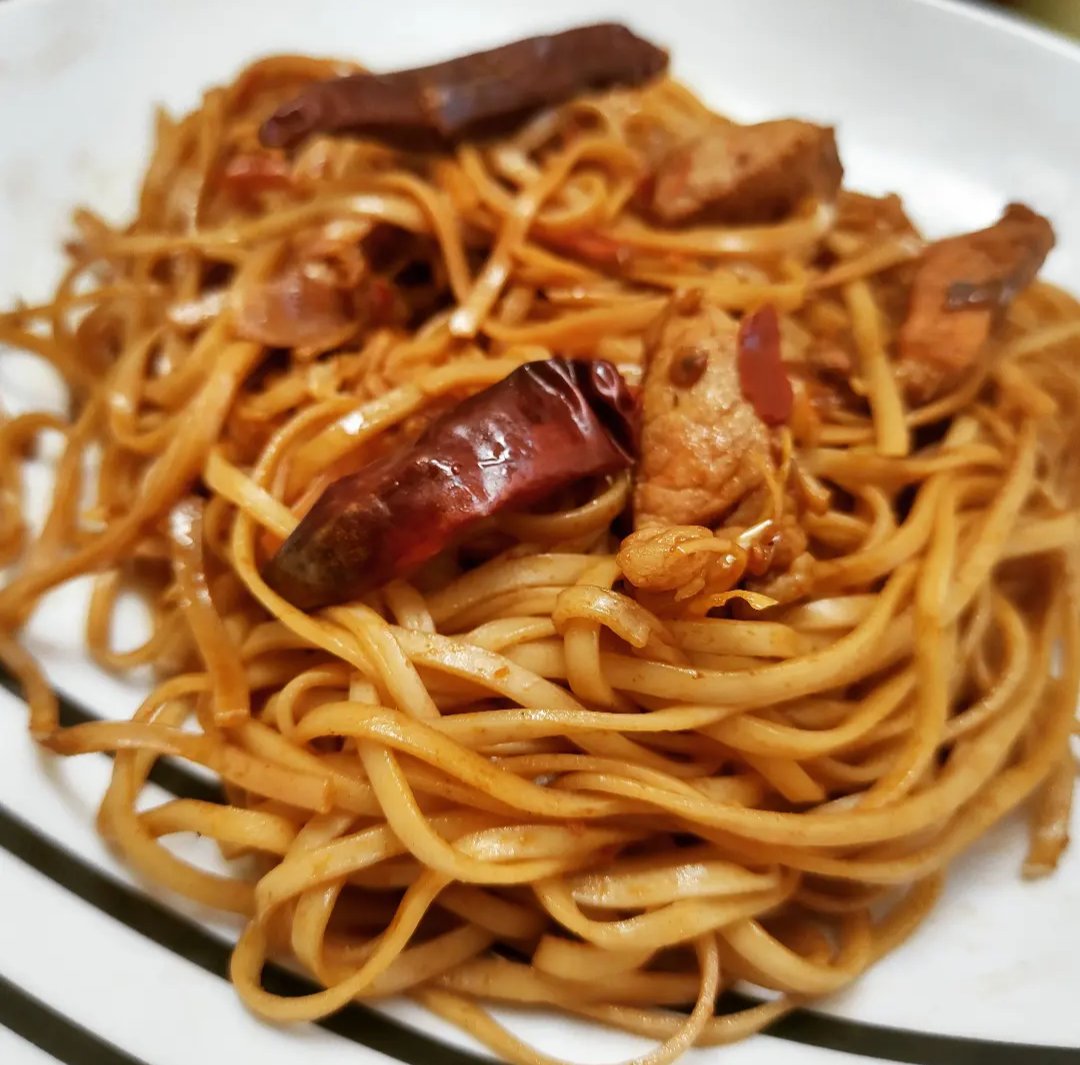 sean_purdy's tweet photo. Spicy szechuan noodles with pork and cabbage. #comidasichuan #comidachinesa #szechuanfood #szechuannoodles #szechuancuisine #carnesuina #porknoodles #repolho #chili #chilioil #doubanjiang #hotbeansauce https://t.co/ruXm3NKrNy