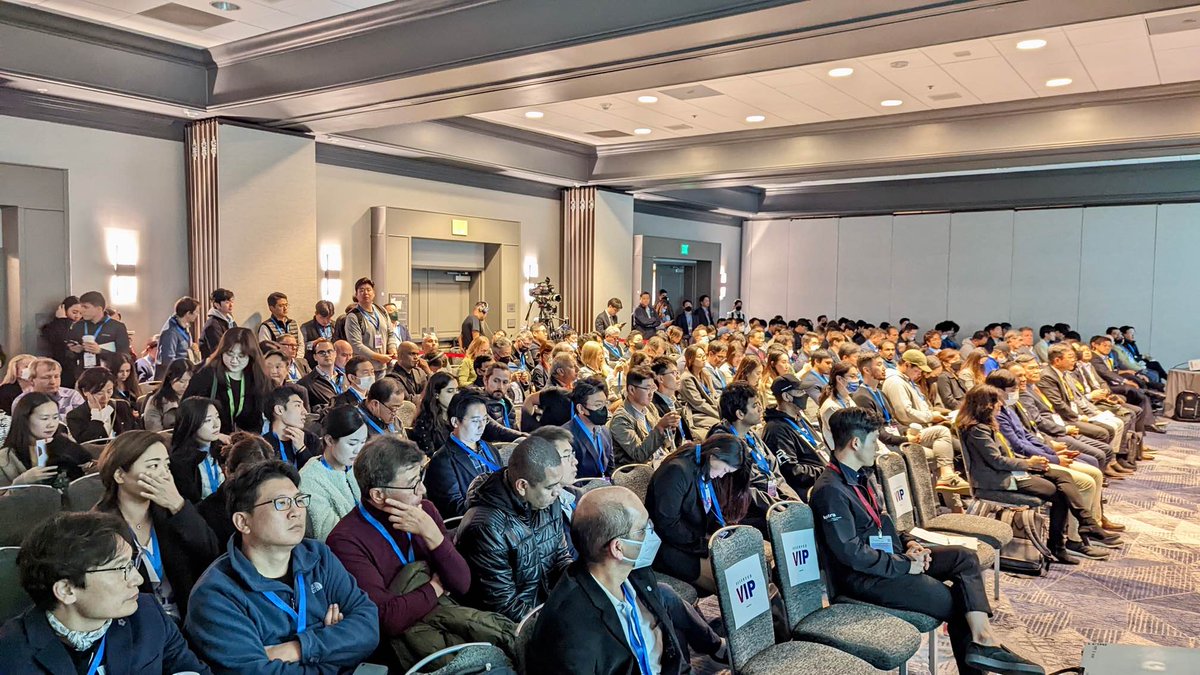jason_mayes's tweet photo. Great time last night presenting at #KOTRA K-Global talking about #WebML and meeting a tonne of great people / startups. TensorFlow.js / Web ML is for all + I look forward to see how you all use it in the future! #MadeWithTFJS #TF #GoogleLife #Googler #Google #Event #LifeAtGoogle https://t.co/cCF4gxaGub