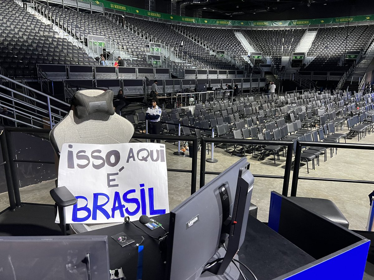 Gaules's tweet photo. A depressão me fez mais forte.
O medo me fez mais forte.
A solidão me fez mais forte.
O erro me fez mais forte!
Eu quase desisti.. mas no final de tudo..
Isso aqui é Brasil! 
Obrigado Tribo! Nos vemos na Jeunesse Arena! https://t.co/tpprIu6APC