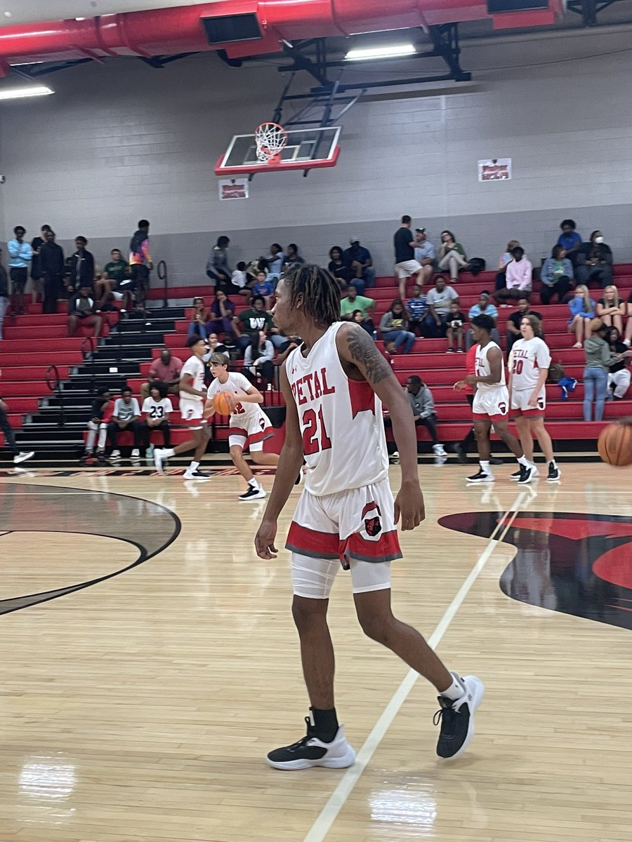 montroseagle's tweet photo. It’s that time of year for some @petal_hoops!!! That pregame feeling. It’s time to go to work! @Austinabrams21 @PetalHighSchool @WEarePETAL #WEarePETAL https://t.co/NbqVvhy62v