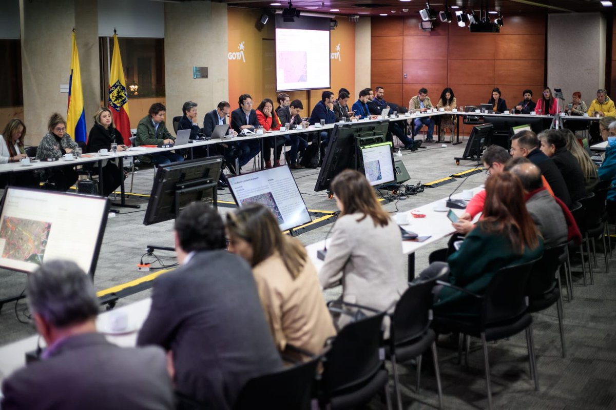 IvanMDuran's tweet photo. Hoy participé en el Consejo de Gobierno Ampliado junto con directivos de entidades públicas distritales en donde revisamos proyectos estratégicos que están transformando a Bogotá y mejorando la calidad de vida de la ciudadanía. 
#LaBogotaQueEstamosConstruyendo 🟡🔴 https://t.co/6fObzQZjCb
