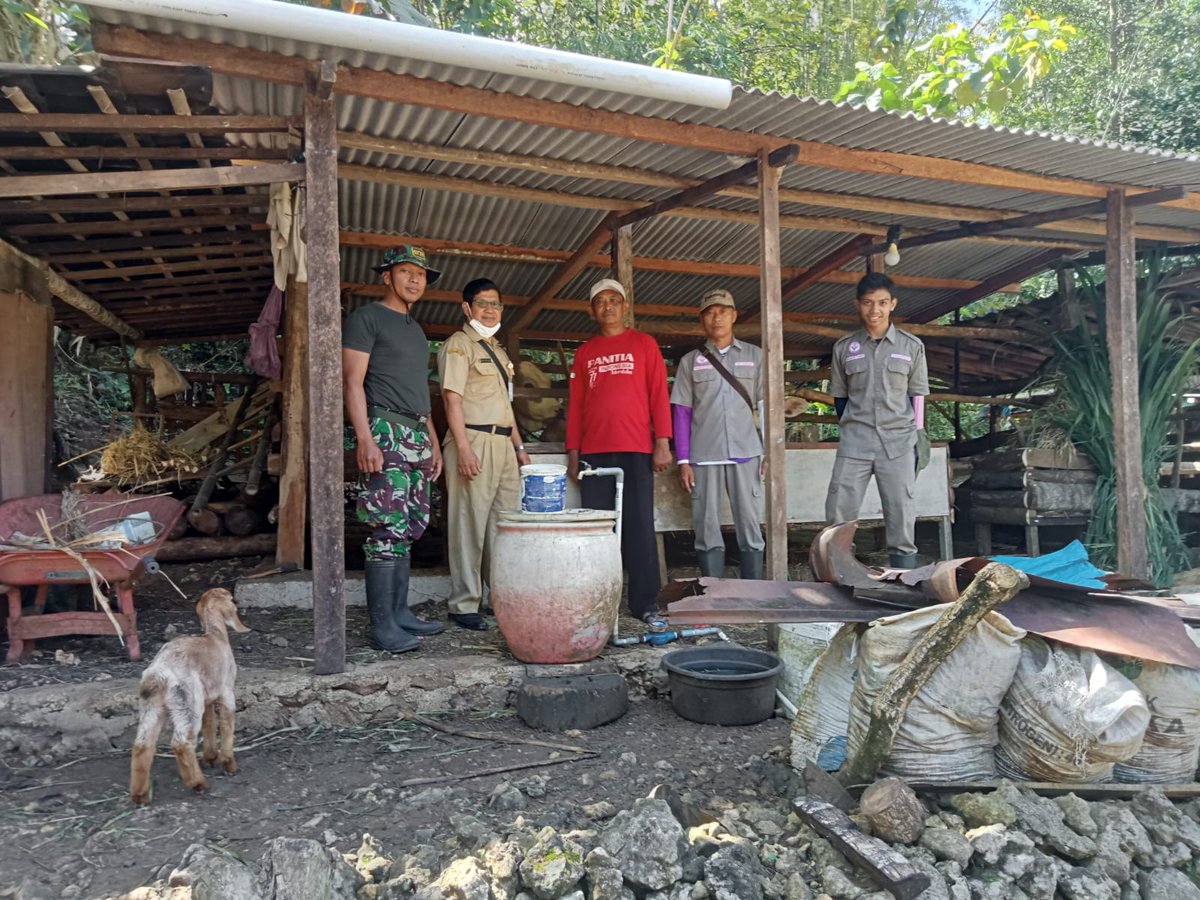 Persiapan acara simbolis vaksinasi, penandaan dan pengobatan ternak bersama peresmian jalan kegiatan TMMD Manunggal III Dusun Dayakan Desa Basuhan Eromoko