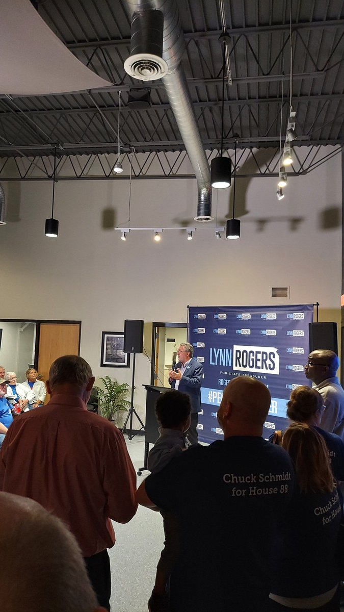 mcmegsyy's tweet photo. so thrilled to be at the @LynnRogers4KS watch party tonight! #KS #PeoplesBanker #WinWithLynn https://t.co/aZlY6U9Ujj